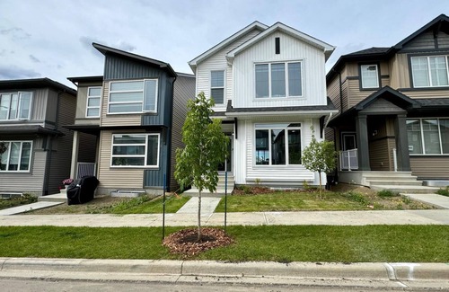 Southwest Edmonton House | Modern Tuxedo 3 bedroom, 2.5 bathroom, close to school, parks, lake and shopping