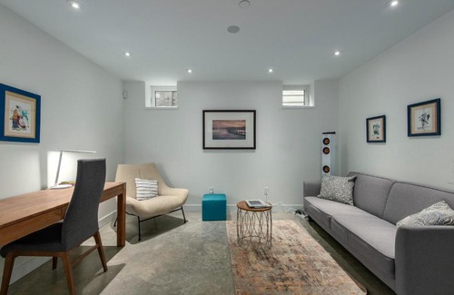 West Point Grey Apartment | Modern Two Bedroom and Two Bathroom Suite Near UBC
