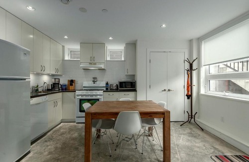 West Point Grey Apartment | Modern Two Bedroom and Two Bathroom Suite Near UBC