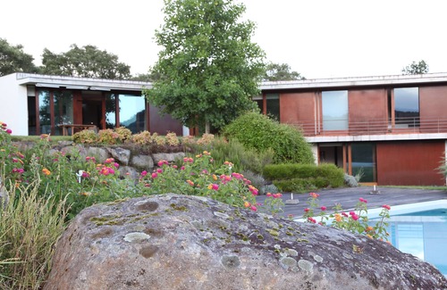 Lanhelas Cottage | Modern villa in a quiet environment with a vast garden and a swimming pool