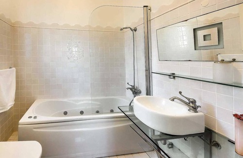 Gale Villa | Modern villa in great location close to amenities
