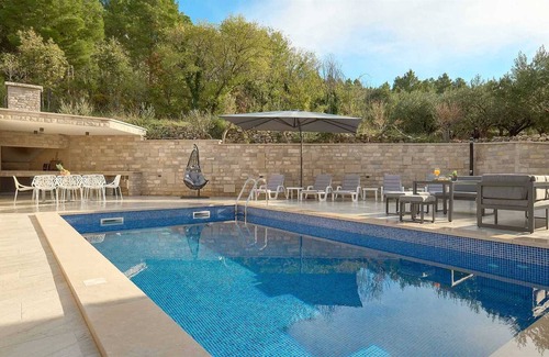 Podstrana Villa | Modern villa in Podstrana near Split with a swimming pool and an elevator