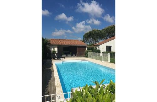 Brives-sur-Charente Villa | Modern Villa with Pool in Brives