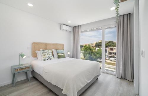 Charneca de Caparica e Sobreda Villa | Modern Villa with pool and garage by Soulplaces