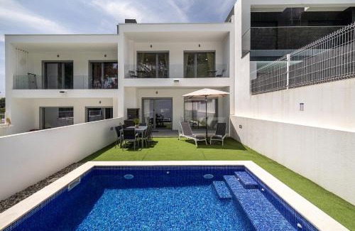 Charneca de Caparica e Sobreda Villa | Modern Villa with pool and garage by Soulplaces