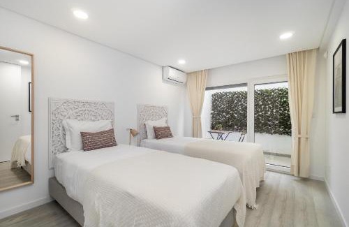 Charneca de Caparica e Sobreda Villa | Modern Villa with pool and garage by Soulplaces