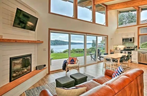 Grapeview Cabin | Modern Waterfront Bungalow on the Puget Sound