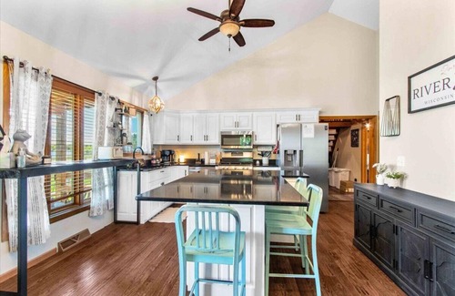 Necedah House | Modern Waterfront Getaway on the Wisconsin River – Between Castle Rock & Lake Petenwell