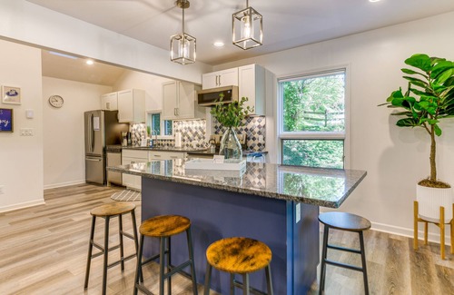 Hemphill Heights Cabin | Modern Waynesville Cabin ~ 9 Mi to Lake Junaluska!