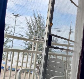 Kram Apartment | Modern well kept sea front condo in Mae Phim Beach