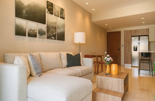 Serralles Condo | Modern2BR| GYM, Jacuzzi + WIFI| Agora-Yellowkey