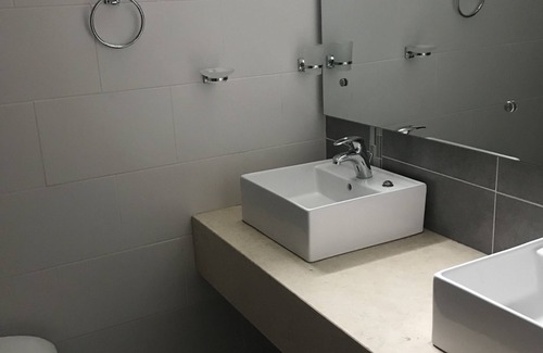 Punal House | Moderno Amueblado A/c wi/fi 7min