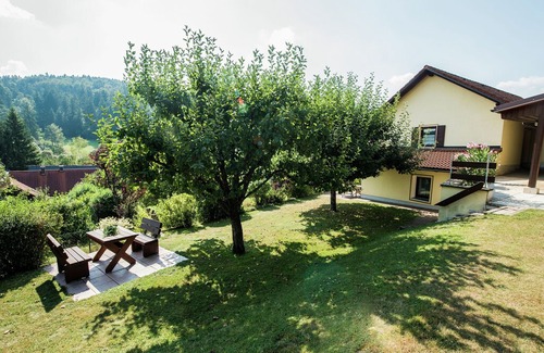 Plankenfels House | Modish Apartment in Plankenstein near Forest
