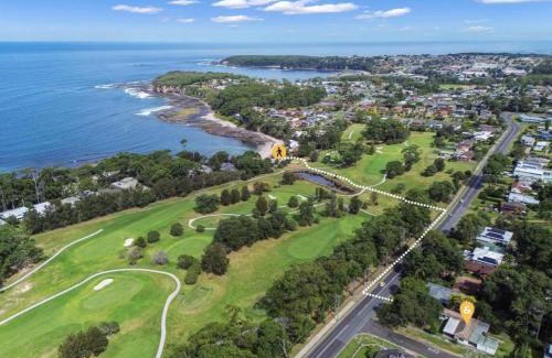 Mollymook House | Mollymook- Walk to Beach, Surf, Golf Course & Club