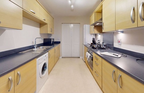 Peterborough House | Molyneux Square - Beautifully appointed 4 bedroom town house in excellent location