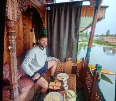 Dal Lake Bed & Breakfast | Mombay group of House boat premium