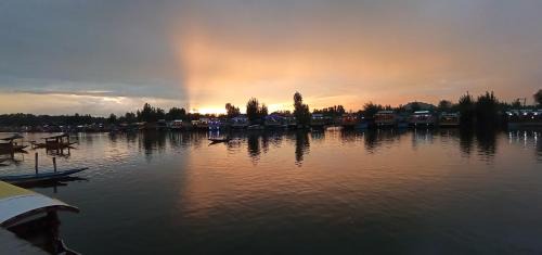 Dal Lake Bed & Breakfast | Mombay group of House boat premium