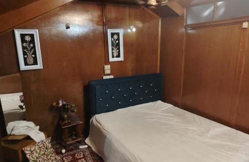 Dal Lake Bed & Breakfast | Mombay group of House boat premium