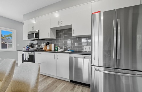 North Central Edmonton House | Monica - Large 6BR Family Home in Central Location!