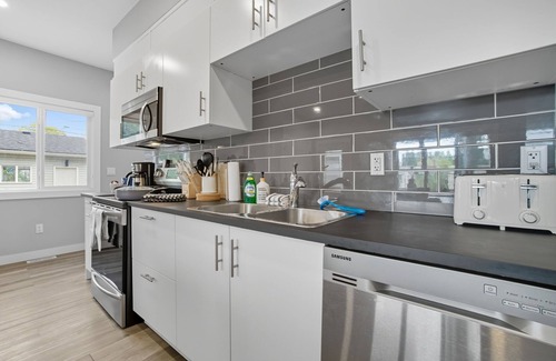 North Central Edmonton House | Monica - Large 6BR Family Home in Central Location!