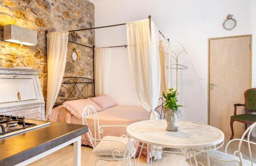 Monterotondo Marittimo Apartment | Monolocale con bagno, angolo cottura e letto matrimoniale a Baldacchino