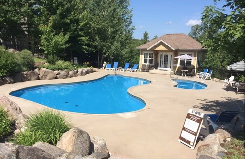 Saint-Faustin-Lac-Carre Condo | Mont-Blanc Ski In/Out Condo with Pool and Beach Access (131-6)
