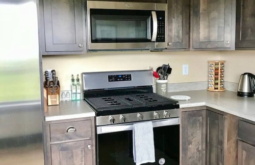 Ennis House | Montana Getaway with mountain views