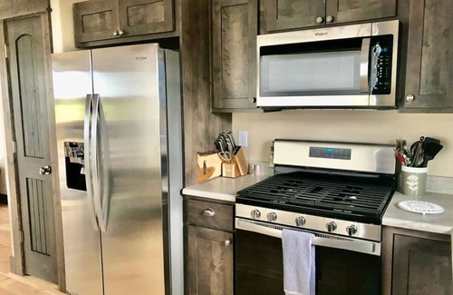 Ennis House | Montana Getaway with mountain views