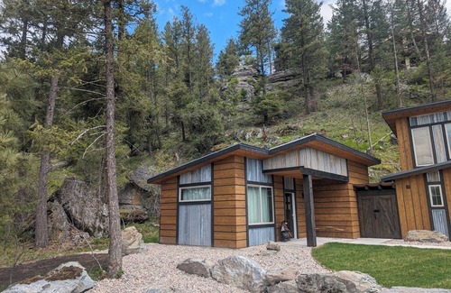 Bigfork Cabin | Montana Ponderosa Cabin #4- Walk to Flathead Lake, Short drive to Glacier Park