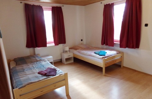Suppingen Apartment | Monteurwohnung Bw04, 92qm mit 3 Schlafräume und Balkon für Max. 8 Personen