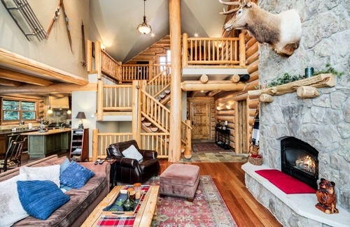Quandary Village Cabin | Monthly Rental Discounts - Private Hot Tub, Fireplace, Pool Table, Pet Friendly