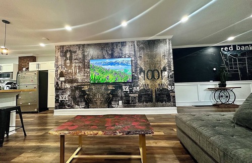 Red Bank House | MONTLY RENTAL - VIBRANT AND SPACIOUS 4-BR HOME IN DOWNTOWN RED BANK w/HOT TUB