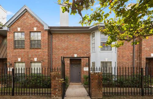 Montrose House | Montrose 2-Unit Retreat 4BR Sleeps 20 Near DT