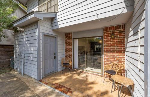 Montrose House | Montrose 2-Unit Retreat 4BR Sleeps 20 Near DT