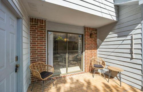 Montrose House | Montrose 2-Unit Retreat 4BR Sleeps 20 Near DT