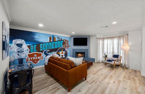 Montrose House | Montrose 4BR Sleeps 19 - 2 Homes - Walk to Dining