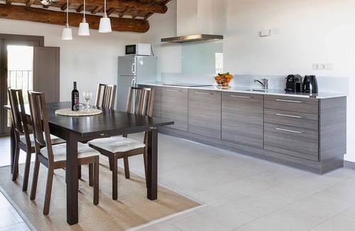 La Torre de Claramunt Apartment | Montserrat apartment with terrace and pool