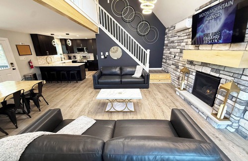 Albrightsville Ski Chalet | Moon Mountain Manor - New 6 BR Chalet With Hot Tub & Karaoke Lounge - Sleeps 16