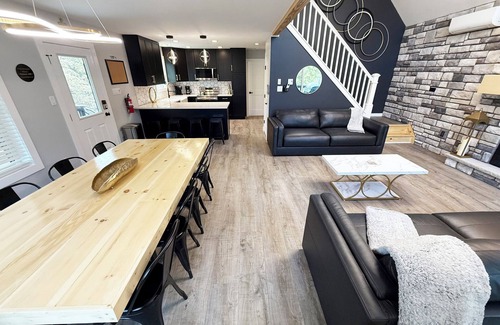 Albrightsville Ski Chalet | Moon Mountain Manor - New 6 BR Chalet With Hot Tub & Karaoke Lounge - Sleeps 16