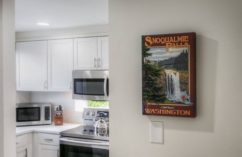 North Bend House | Moon River Suites 1 - on River, Private Hot Tub, Downtown by North Bend Escapes