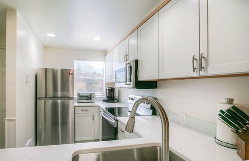 North Bend House | Moon River Suites 5 - on River, Private Hot Tub, Downtown by North Bend Escapes