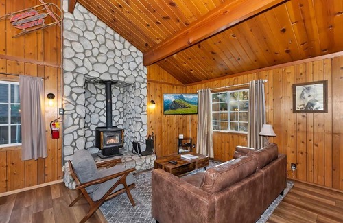 Big Bear Lake Villa | Moon Sight Serene Big Bear Lake Cabin with Hot Tub