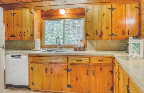 Rhododendron Cabin | Moondance Cabin - Secluded Creekside Log Cabin, Fireplace, Hot Tub