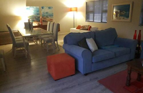 Sandbaai House | Moondust near the ocean, food and wine