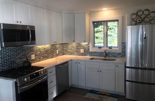 Suttons Bay Cottage | Moonglade Cottage 2 Bed/1BTH - waterfront and in the heart of wine country!