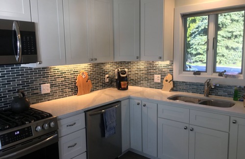 Suttons Bay Cottage | Moonglade Cottage 2 Bed/1BTH - waterfront and in the heart of wine country!