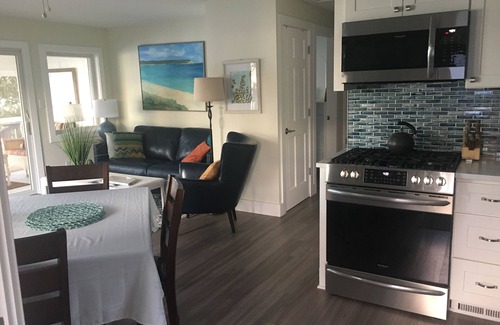 Suttons Bay Cottage | Moonglade Cottage 2 Bed/1BTH - waterfront and in the heart of wine country!
