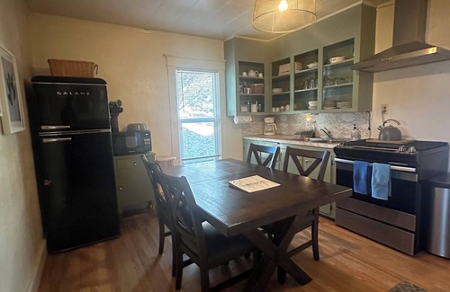 Lava Hot Springs House | Moonlight Cottage is located on Main. Just a minutes walk to anywhere in Lava