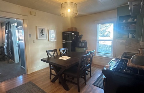 Lava Hot Springs House | Moonlight Cottage is located on Main. Just a minutes walk to anywhere in Lava