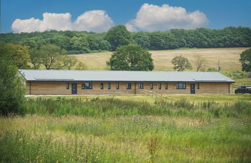 Godstone Apartment | Moonlight Lodge - 4 bedroom Barn with Hot Tub!